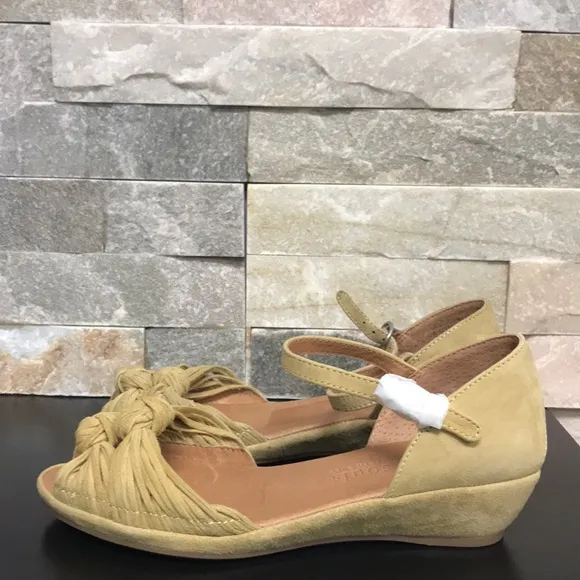 🎁 Gentle Souls Lily Knot Sandals