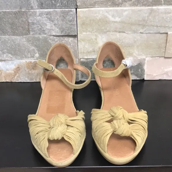 🎁 Gentle Souls Lily Knot Sandals