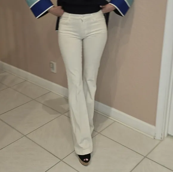 7 white boot cut mid-rise Jeans, size 27