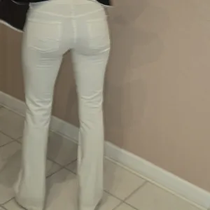 7 white boot cut mid-rise Jeans, size 27