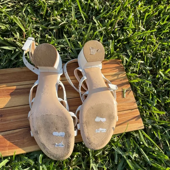AGL WHITE SANDALS BLOCK HEEL STUDDED DETAILS SIZE 39