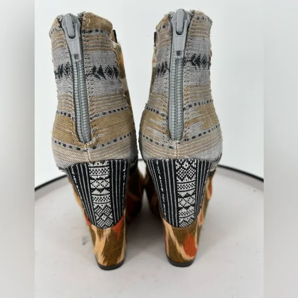 ALDO WEDGE HEELS SLIP ON WITH BACK ZIPPER FUN  PATCHWORK DESIGN