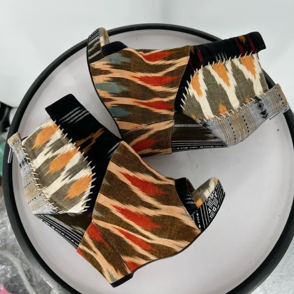 ALDO WEDGE HEELS SLIP ON WITH BACK ZIPPER FUN  PATCHWORK DESIGN