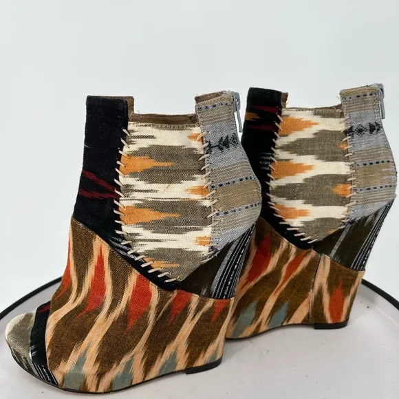 ALDO WEDGE HEELS SLIP ON WITH BACK ZIPPER FUN  PATCHWORK DESIGN