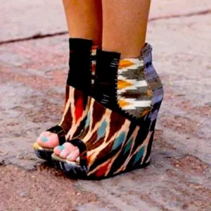 ALDO WEDGE HEELS SLIP ON WITH BACK ZIPPER FUN  PATCHWORK DESIGN
