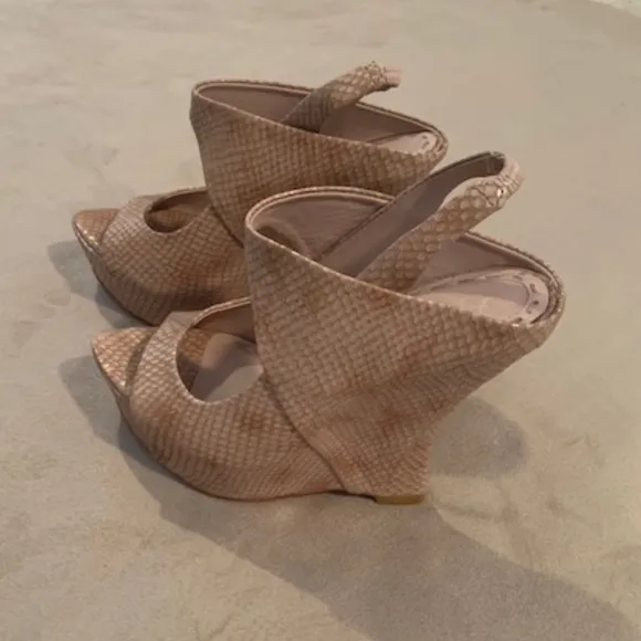 Alice   Olivia Nude Python Leather Platform Sculpted Wedge Heels NWOT