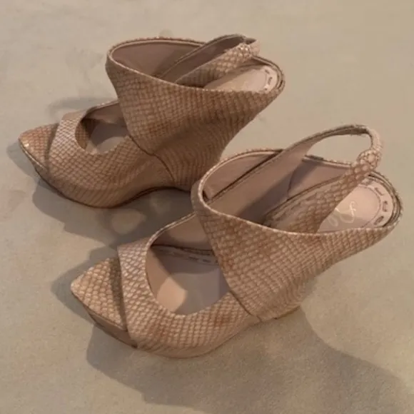 Alice   Olivia Nude Python Leather Platform Sculpted Wedge Heels NWOT