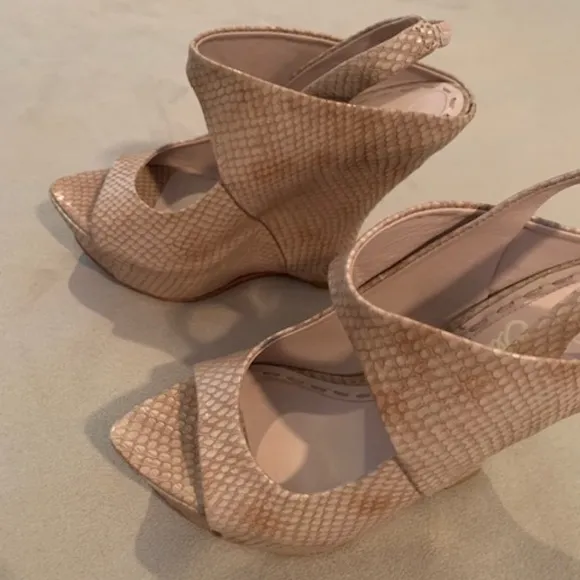 Alice   Olivia Nude Python Leather Platform Sculpted Wedge Heels NWOT