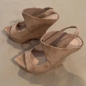 Alice   Olivia Nude Python Leather Platform Sculpted Wedge Heels NWOT