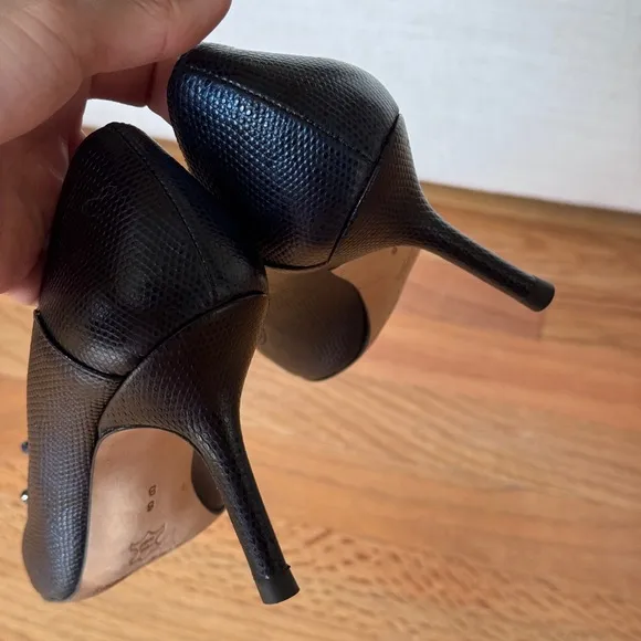 Amalfi Italy Leather heel Pumps with bow details Size 6B