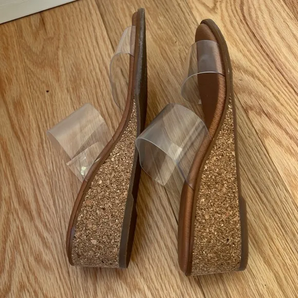 andre assous gwenn wedge sandals in size 38.