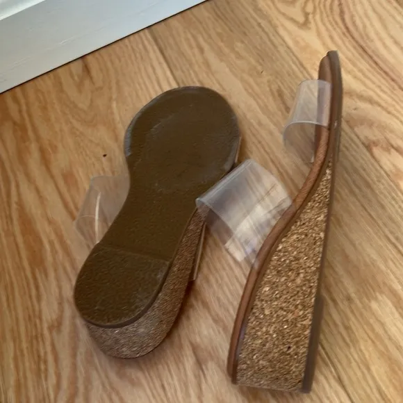 andre assous gwenn wedge sandals in size 38.
