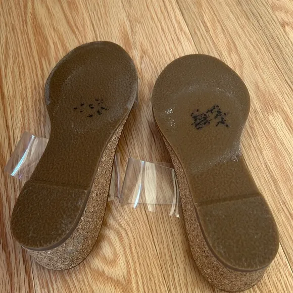 andre assous gwenn wedge sandals in size 38.