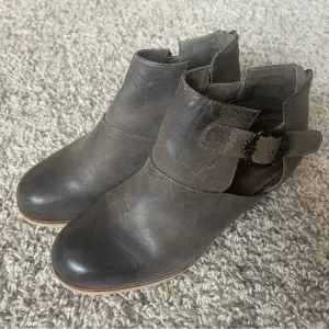 Antelope Brand Taupe Leatherr Cut Out Block Heel Ankle Boots With Buckle Size 38
