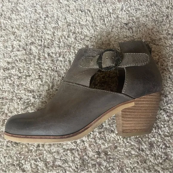 Antelope Brand Taupe Leatherr Cut Out Block Heel Ankle Boots With Buckle Size 38