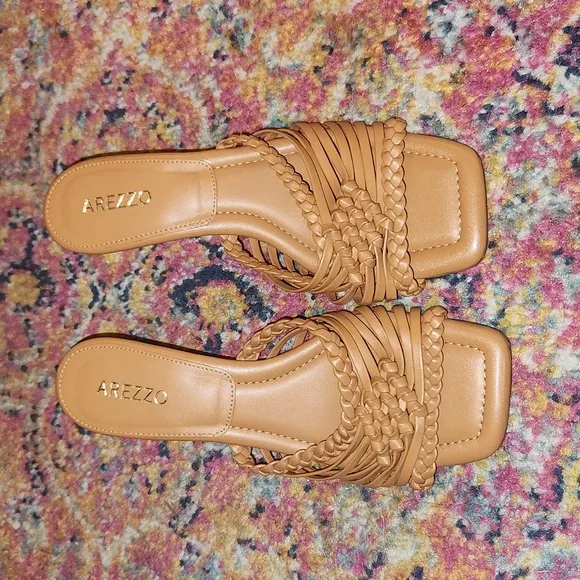 Arezzo Low Heel sandals size 37Bra/ 8 US F42