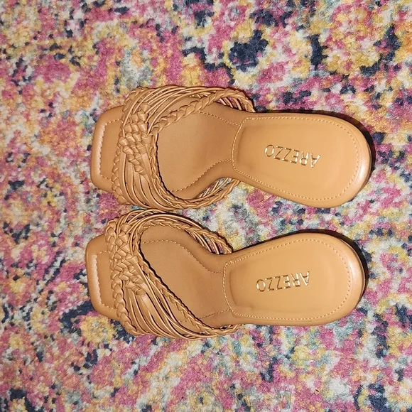 Arezzo Low Heel sandals size 37Bra/ 8 US F42