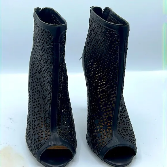Badgley Mischka black high heeled shoes size 10