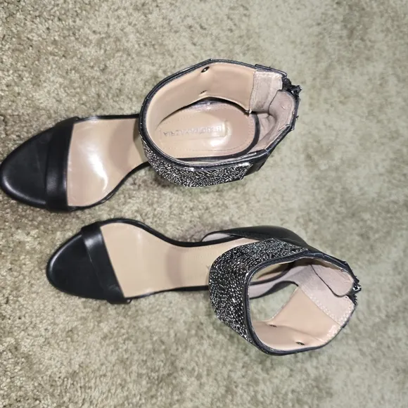 BCBGMAXRAZIA EVERLING ANKLE STRAP HEELS PUMPS. Women's 7