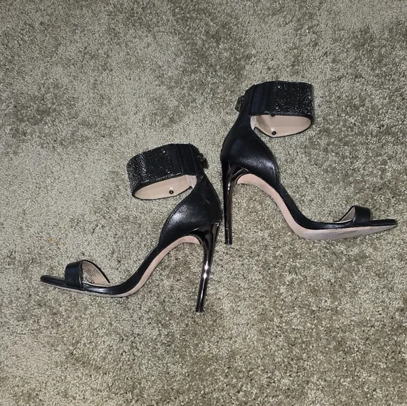 BCBGMAXRAZIA EVERLING ANKLE STRAP HEELS PUMPS. Women's 7