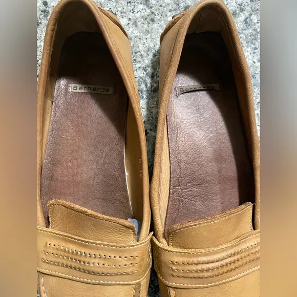 BERNARDO Brown Tan Leather Loafers size 10M