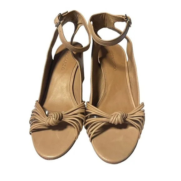 Bernardo Nadia Ankle Strap Chunkytan Heel Sandals  NWOT size 8.5