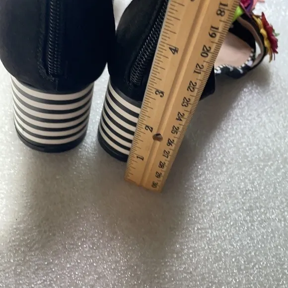Betsey Johnson Indy 3D floral heeled sandal women's size 5.5 striped heel Betsy