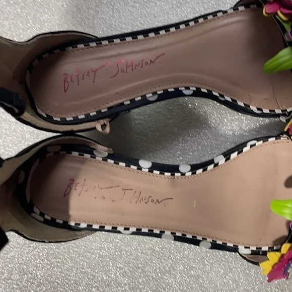 Betsey Johnson Indy 3D floral heeled sandal women's size 5.5 striped heel Betsy