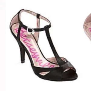 Betseyville Betsey Johnson Black Coated Fabric T-Strap Heel Sandals Size 8