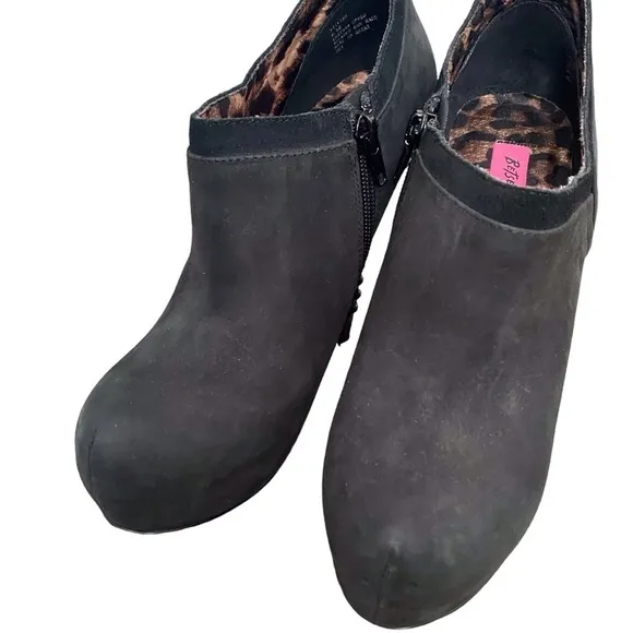 Betsy Johnson Black Leather Booties l Black Studded Platform Heels l Size 6.5
