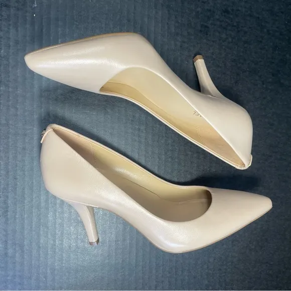 BNWOB MICHAEL KORS LIGHT NUDE HEELS SIZE 5.5M