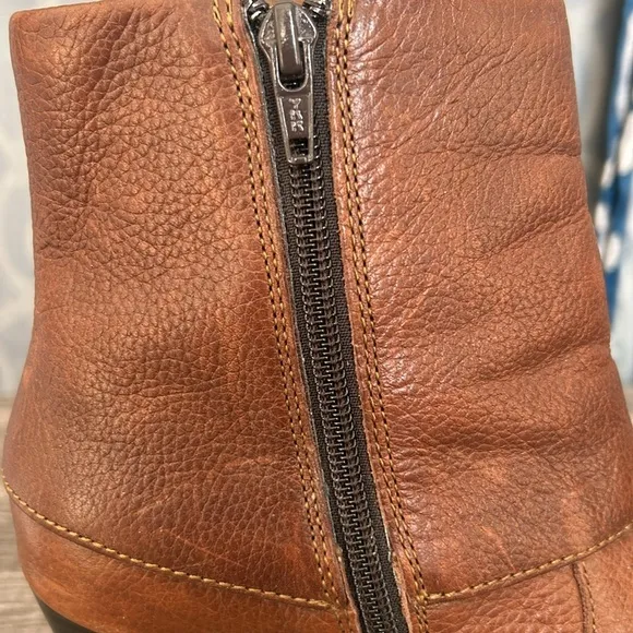 B.O.C Born Concept Traipse Brown Leather Booties Cuffed Double Buckle 7/38