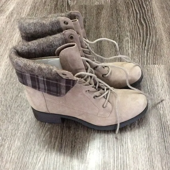 BRAND NEW NWT Tan Flannel Accent Ankle Boots 11