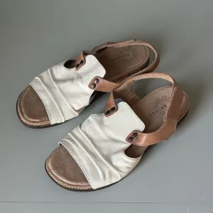 Brioso Asante Leather Sandals Size 9