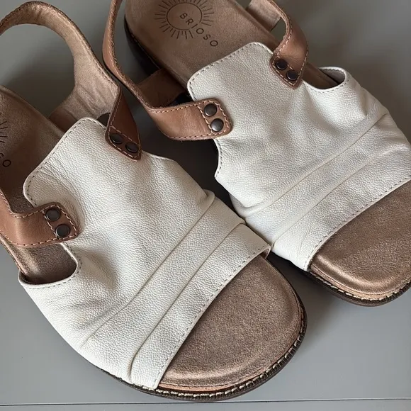 Brioso Asante Leather Sandals Size 9