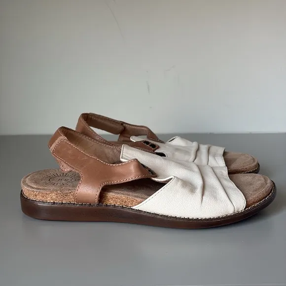 Brioso Asante Leather Sandals Size 9