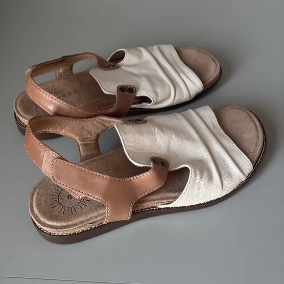 Brioso Asante Leather Sandals Size 9