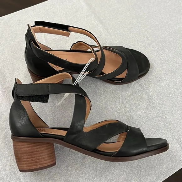 Brioso Verandah Leather Block Heel Sandals