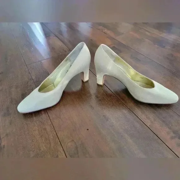 BRUNO MAGLI beige suede leather circle design  pumps  heels shoes sz 7
