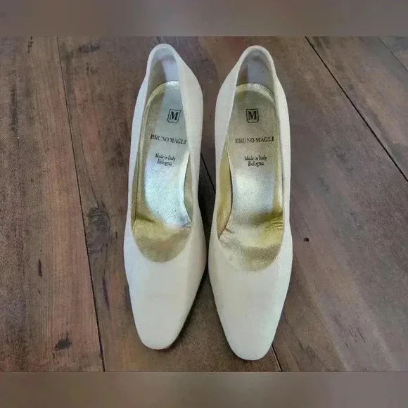 BRUNO MAGLI beige suede leather circle design  pumps  heels shoes sz 7