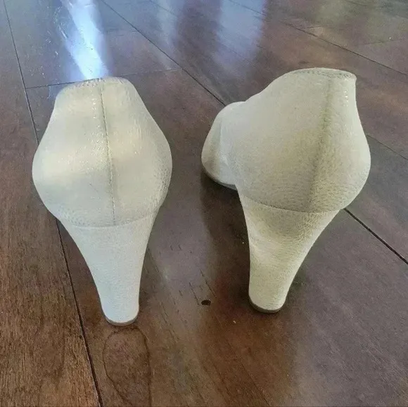 BRUNO MAGLI beige suede leather circle design  pumps  heels shoes sz 7