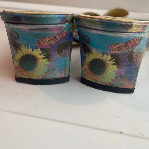 butterfly &amp; sunflower hologram sandals kitten heel women’s size 7 1/2