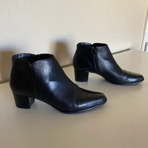 Capezio‎ Jodi Too Black Boots 2&quot; Block Heel Zippered Ankle Booties Women's 9M