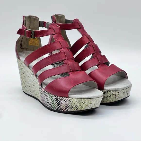 Caterpillar Westwood Wedge Sandals. Size 9