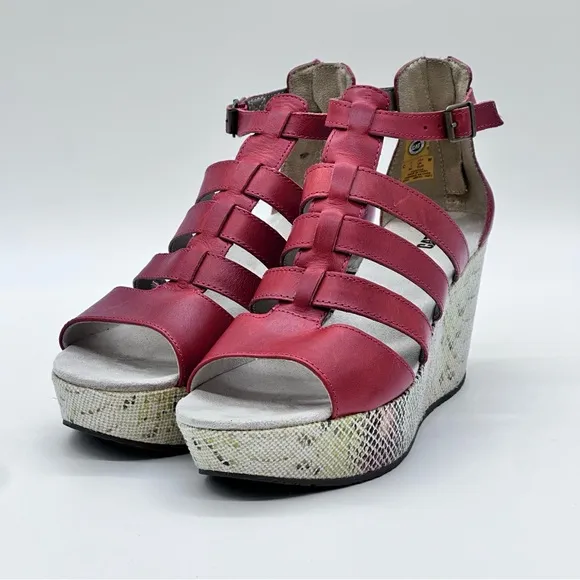 Caterpillar Westwood Wedge Sandals. Size 9
