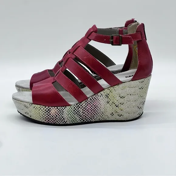 Caterpillar Westwood Wedge Sandals. Size 9