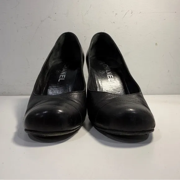 Chanel Black Pumps Heels Women’s 7.5 Size Leather Closed Toe Gold Logo Shoes