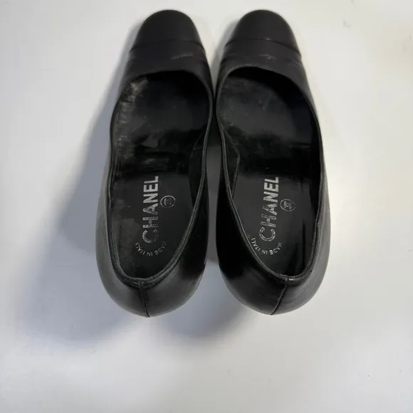 Chanel Black Pumps Heels Women’s 7.5 Size Leather Closed Toe Gold Logo Shoes