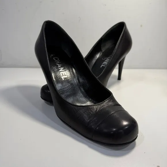 Chanel Black Pumps Heels Women’s 7.5 Size Leather Closed Toe Gold Logo Shoes