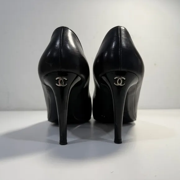 Chanel Black Pumps Heels Women’s 7.5 Size Leather Closed Toe Gold Logo Shoes